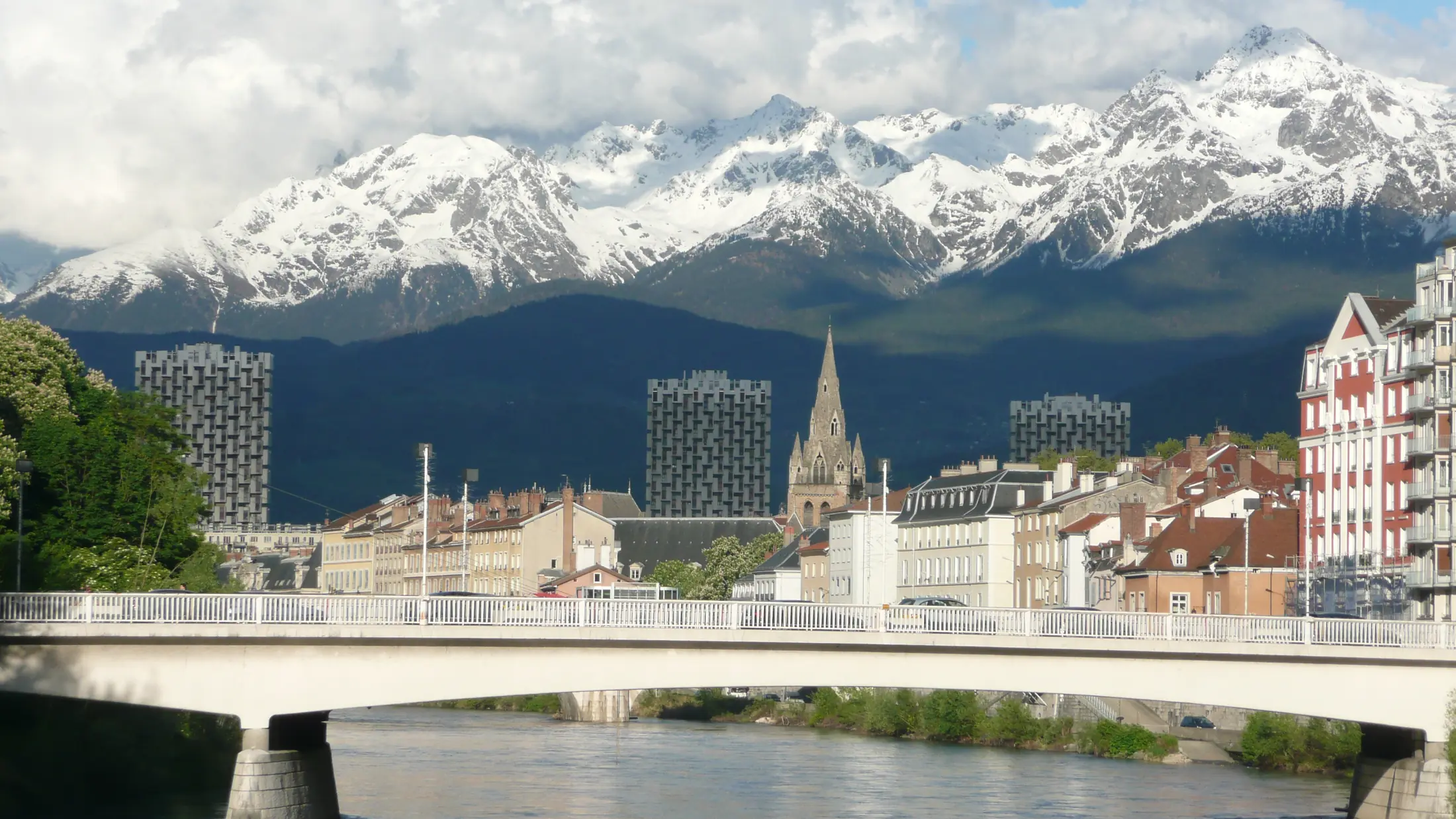 Grenoble au bord de l’Isère, la chaîne de Belledonne enneigée en fond